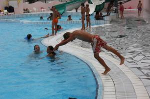 Holidays 08 - Kev - Swimming pool (HQ)